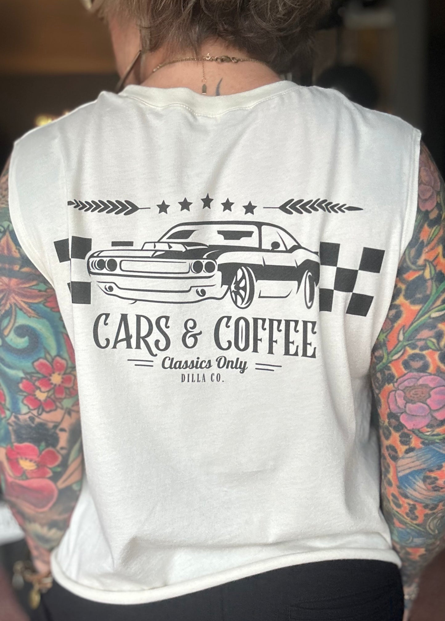 Camiseta sin mangas con coches y café