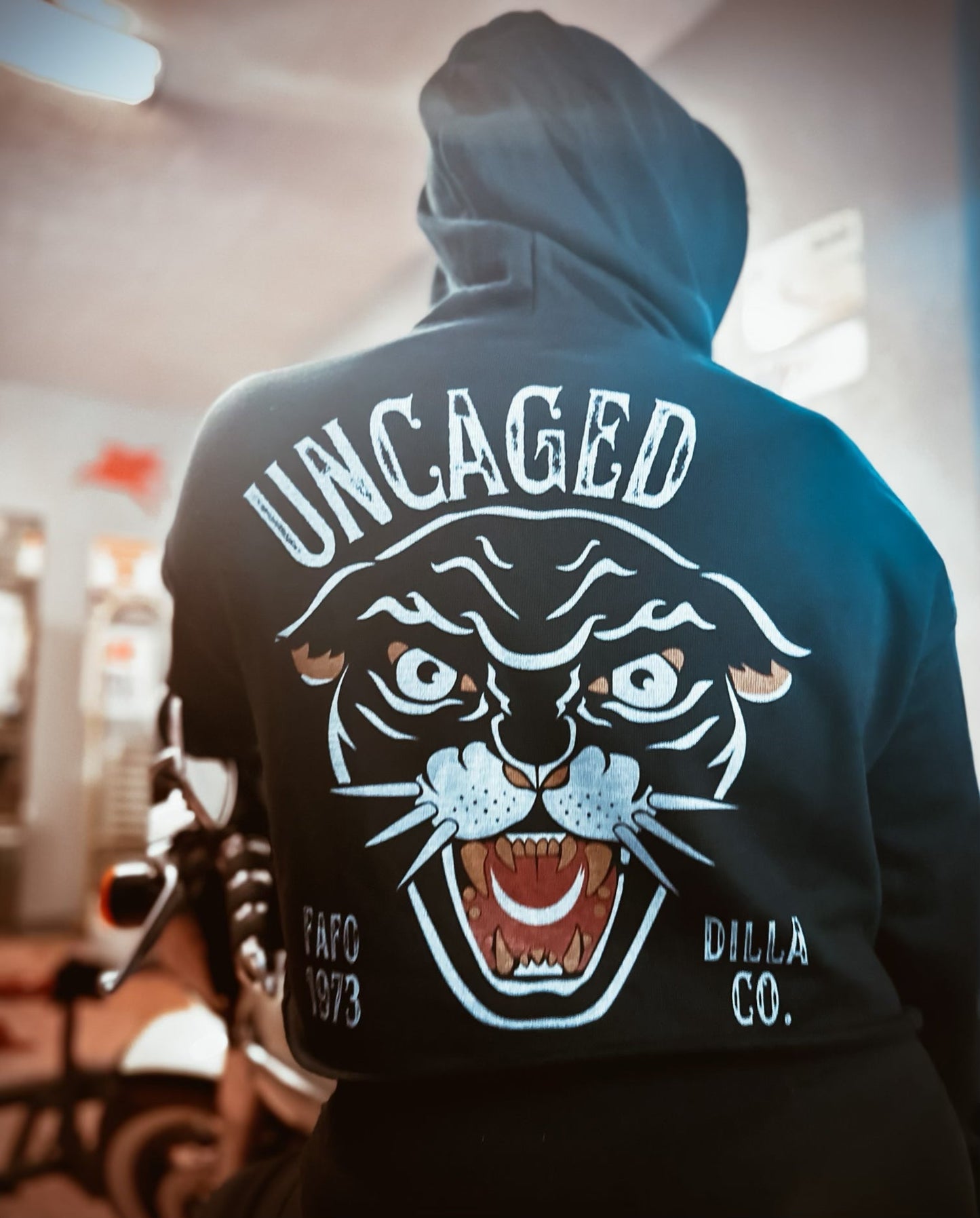 UNCAGED CROPPED HOODIE/SWEATSHIRT